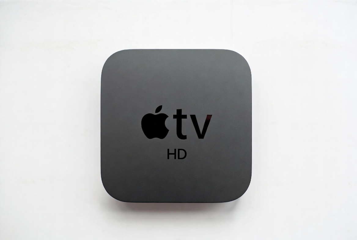 أبل تي في HD الجيل الرابع (موديل A1842) - مستخدم قليلاً | بحالة ممتازة مع الريموت والكابل
